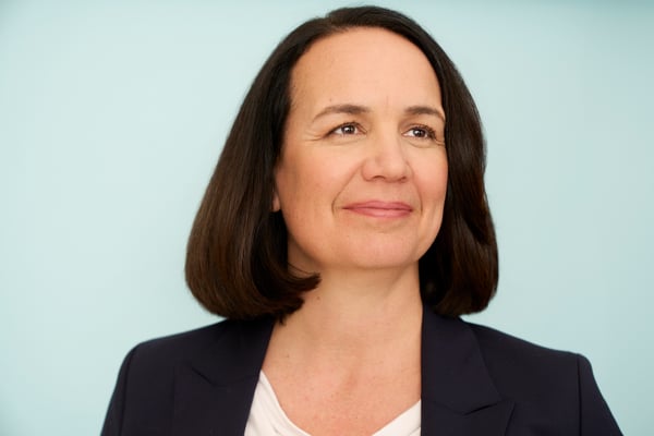 lee-fairclough-parti-libéral-photo-portrait-bleu-2-web